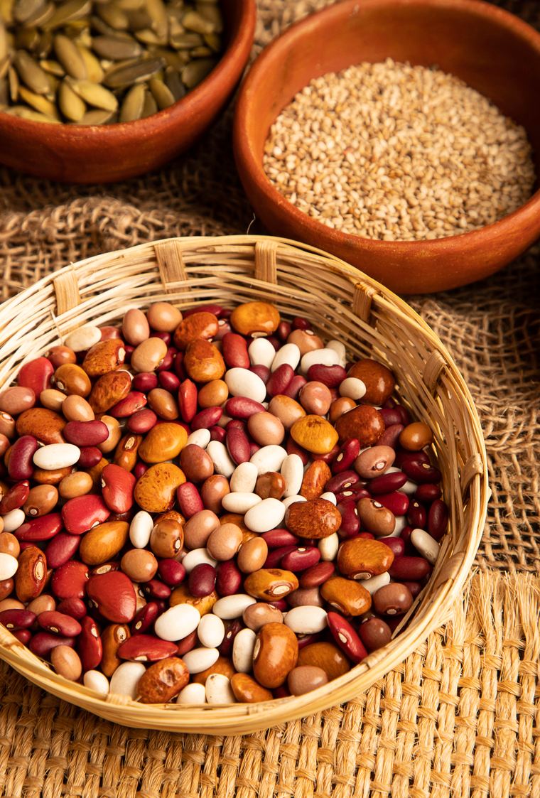 Frijoles de varios colores en canastas de palma