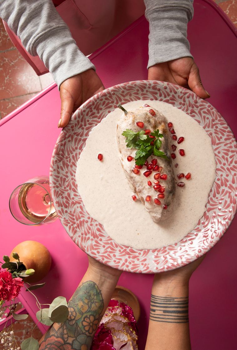 El chile en nogada servido en la mesa rosa del comedor