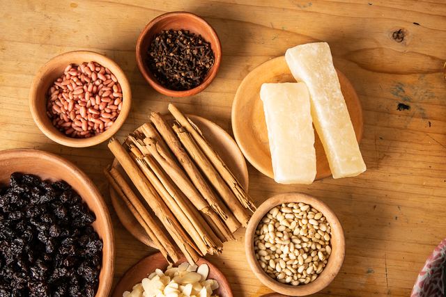 Pasas, canela, piñón, almendra y queso en cajetes de barro